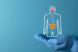 Ilustração de corpo humano sob fundo azul, evidenciando o funcionamento dos sistemas.
