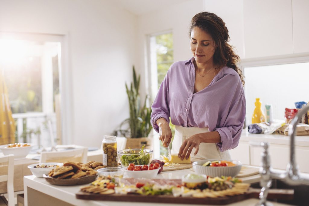 Mulher preparando refeições saudáveis para planejamento alimentar semanal