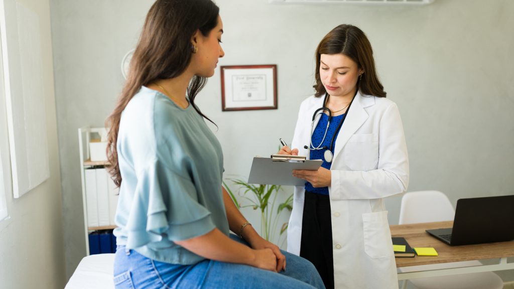 Mulher em consulta com uma médica. Durante o tratamento com semaglutida, é essencial acompanhamento médico.