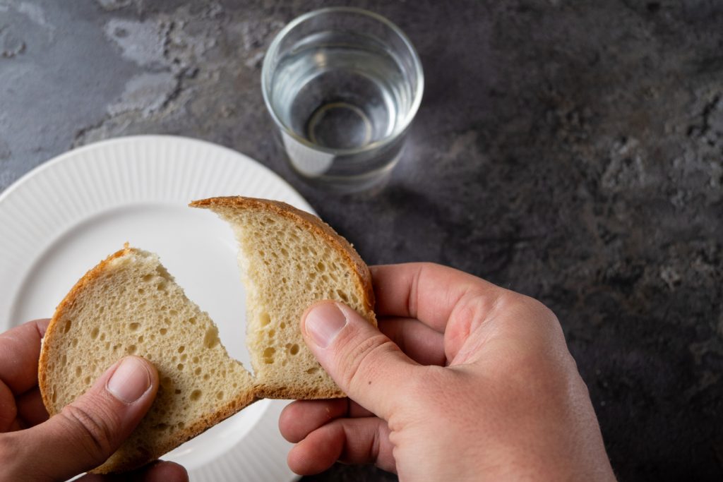 Restrição alimentar associada ao efeito rebote em dietas para emagrecimento.