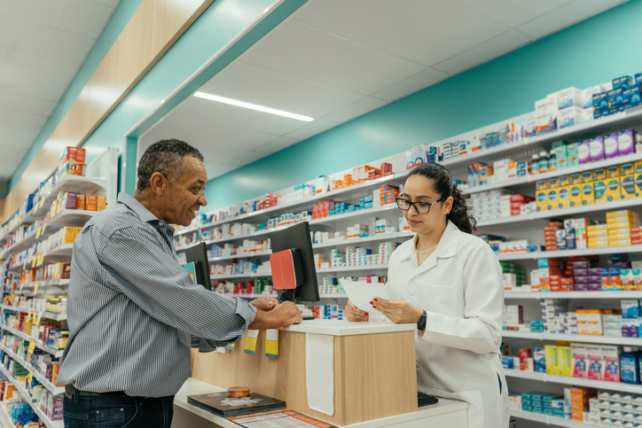 Cliente tirando dúvidas sobre medicamentos de referência, genéricos e similares.