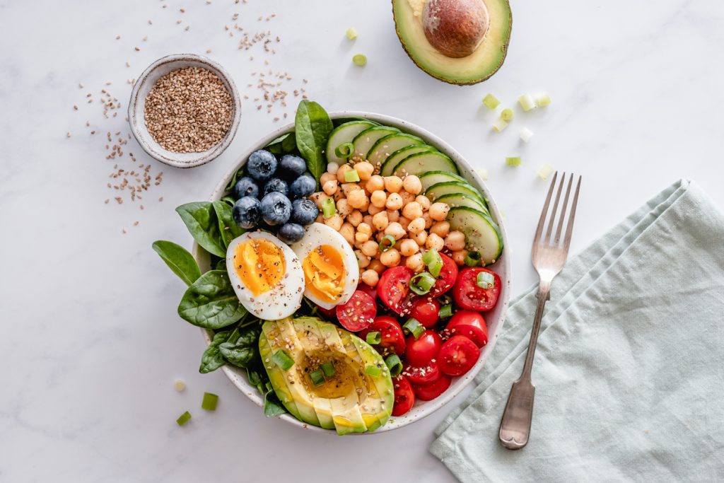 Prato saudável com proteínas, vegetais e frutas para dieta de emagrecimento