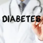 Profissional de saúde de jaleco escrevendo a palavra "diabetes", ilustrando o tema do diabetes tipo 2