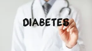 Profissional de saúde de jaleco escrevendo a palavra "diabetes", ilustrando o tema do diabetes tipo 2